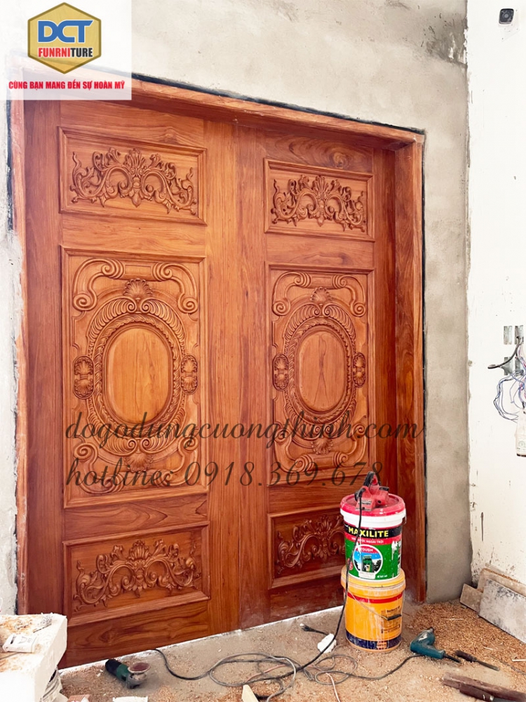 cánh cửa gõ đỏ
