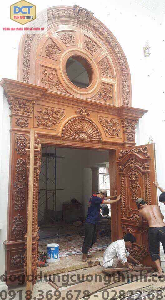 cánh cửa nhà chính sang trọng