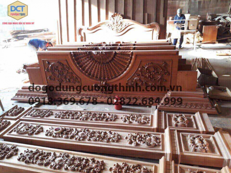 cánh cửa nhà chính sang trọng
