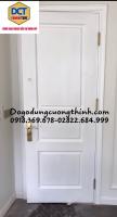 cánh cửa phòng tân cổ điển màu trắng