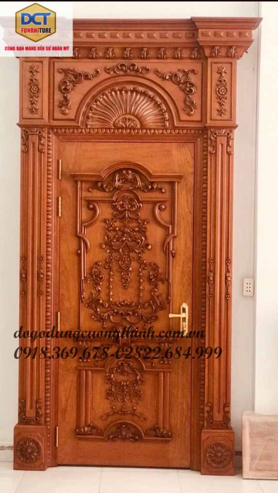 cánh cửa phòng cổ điển