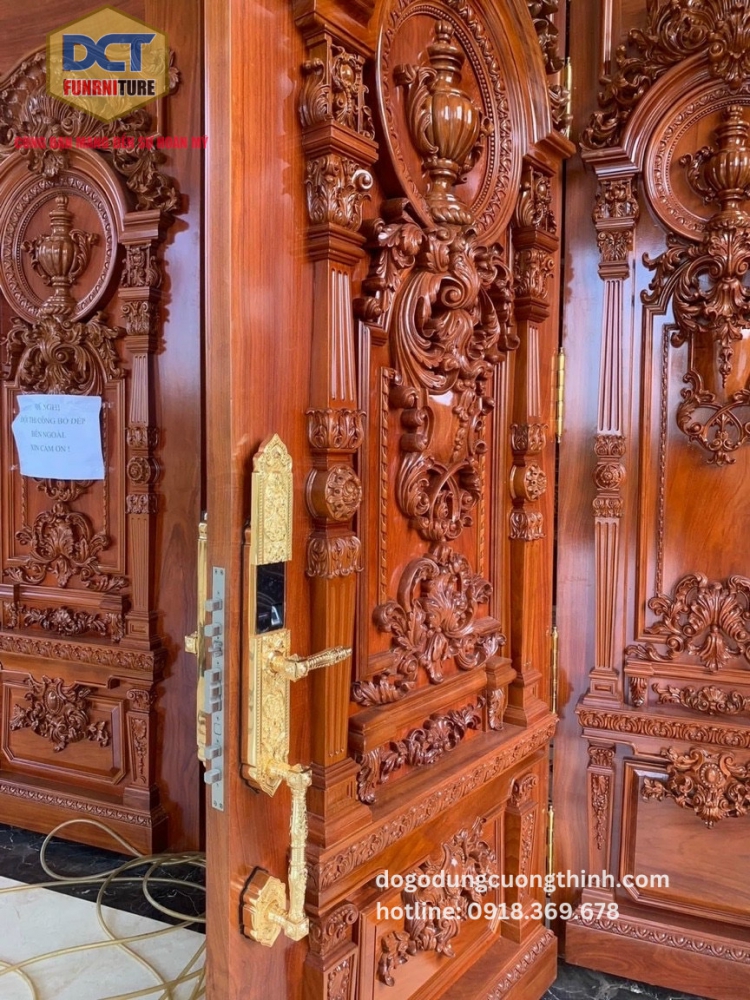 bo-cua-chinh-co-dien-cao-cap